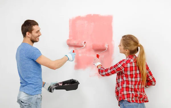 Heureux couple mur de peinture à la maison — Photo