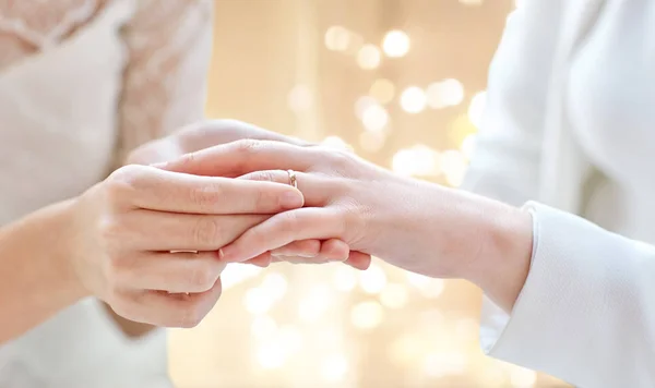 Primer plano de lesbianas pareja manos con anillo de boda Imagen de stock