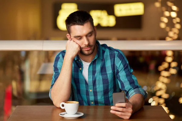 Homme avec café et smartphone au restaurant — Photo