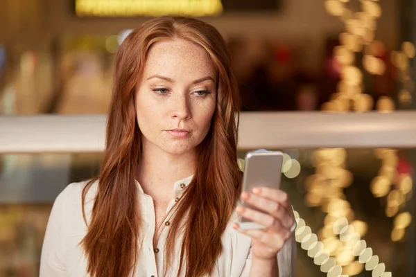 Люди Технологии Досуг Концепции Женщина Сообщения Смартфоне Ресторане — стоковое фото