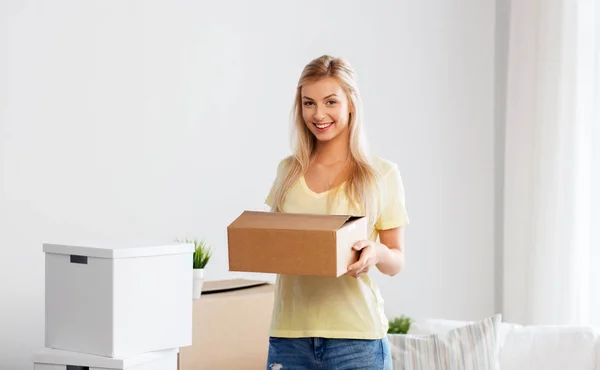 Mujer feliz con cajas mudándose a un nuevo hogar —  Fotos de Stock