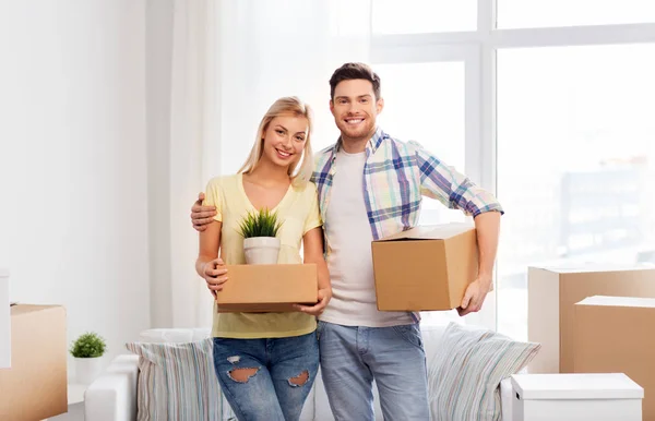 Šťastný pár s krabicemi stěhujícími se do nového domova — Stock fotografie