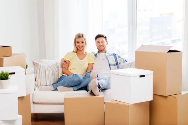Ευτυχισμένο ζευγάρι με κουτιά που μετακομίζουν σε νέο σπίτι — Φωτογραφία Αρχείου