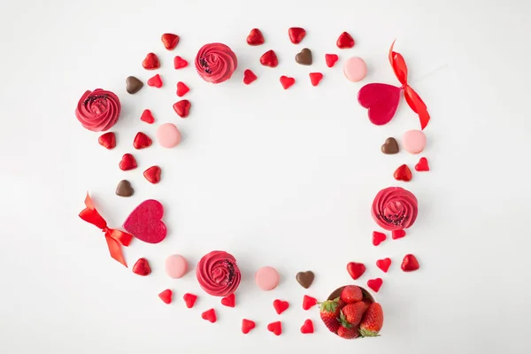 Süßigkeiten und Erdbeeren am Valentinstag — Stockfoto