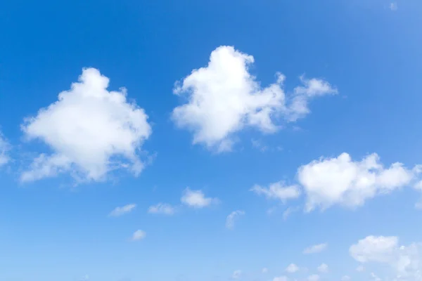 Modrá obloha a mraky pohled — Stock fotografie