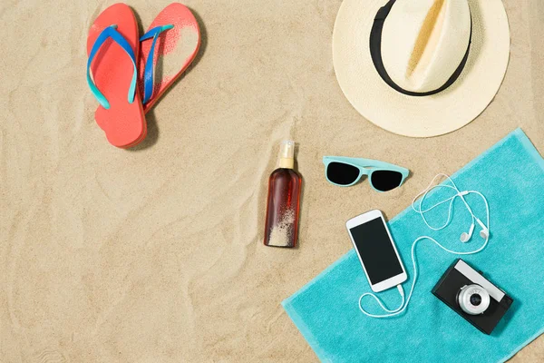 海滩上的智能手机、帽子、翻盖和窗帘 — 图库照片