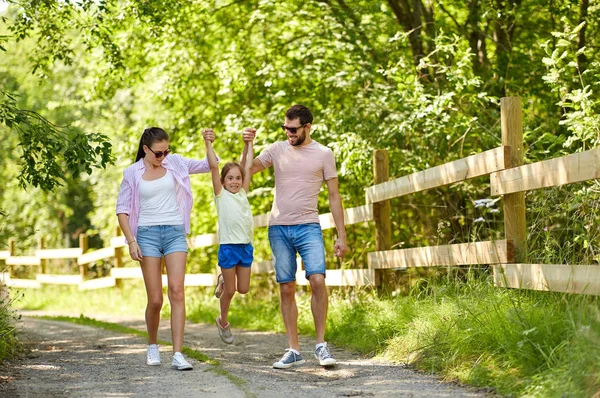 Família feliz andando no parque de verão — Fotografia de Stock