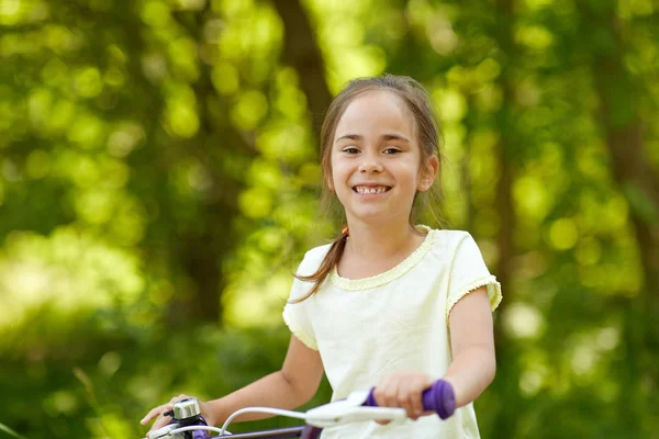快乐的小女孩与自行车在夏天 — 图库照片