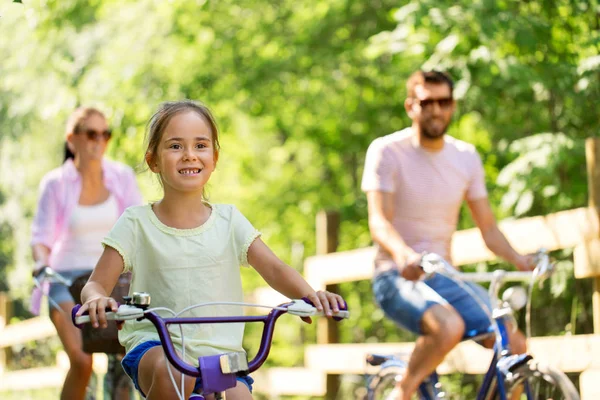 Gelukkig familie paardrijden fietsen in zomerpark — Stockfoto