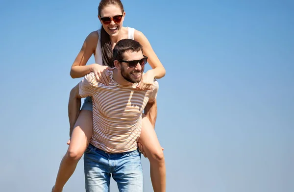 Freizeit Und Personenkonzept Glückliches Paar Das Spaß Sommer Hat — Stockfoto