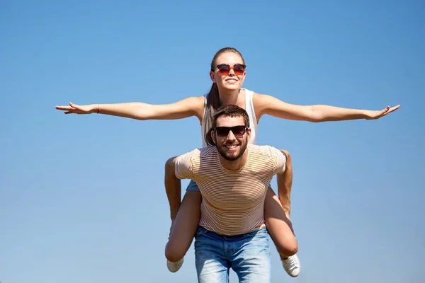 Lyckligt par ha kul på sommaren — Stockfoto