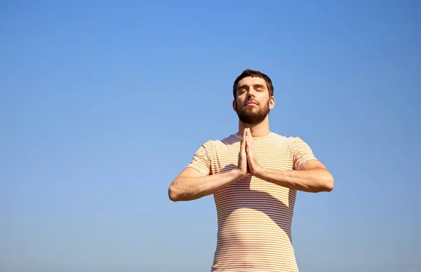 Hombre meditando al aire libre sobre el cielo —  Fotos de Stock