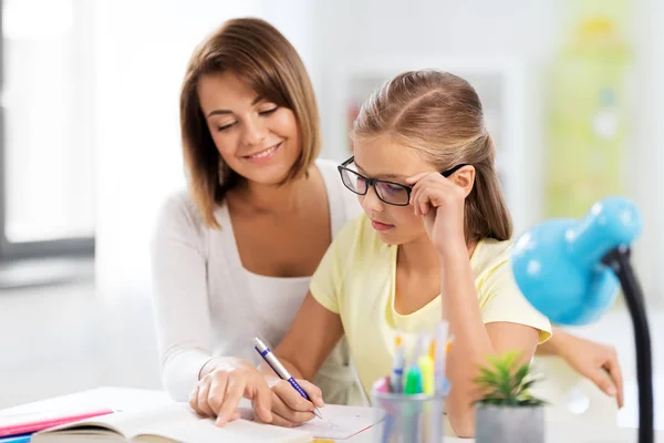 Matka a dcera spolu dělají domácí úkoly — Stock fotografie