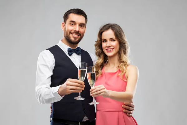 Щаслива пара з тостами для шампанських окулярів — стокове фото