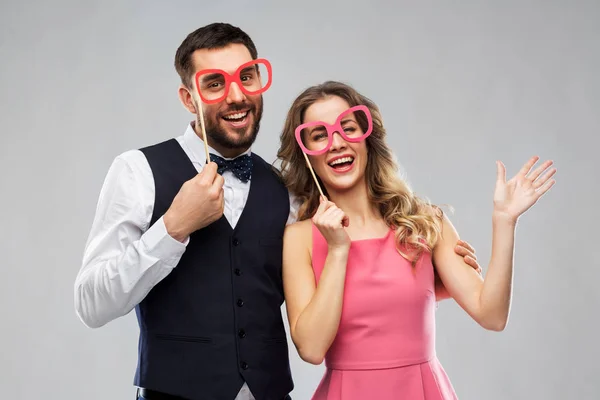 Pareja con accesorios de fiesta divirtiéndose y posando — Foto de Stock