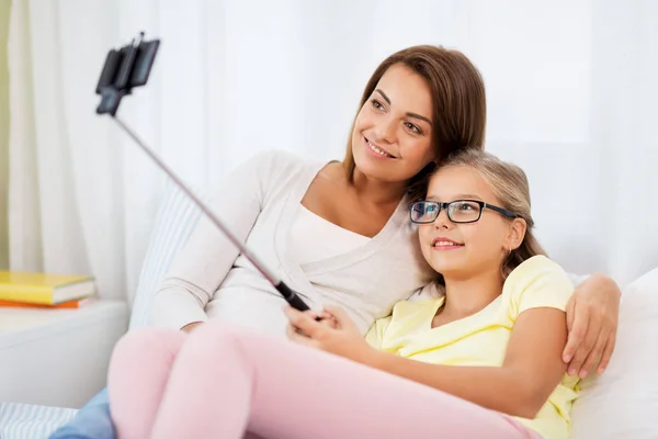 Glückliche Familie macht Selfie mit dem Smartphone zu Hause lizenzfreie Stockbilder