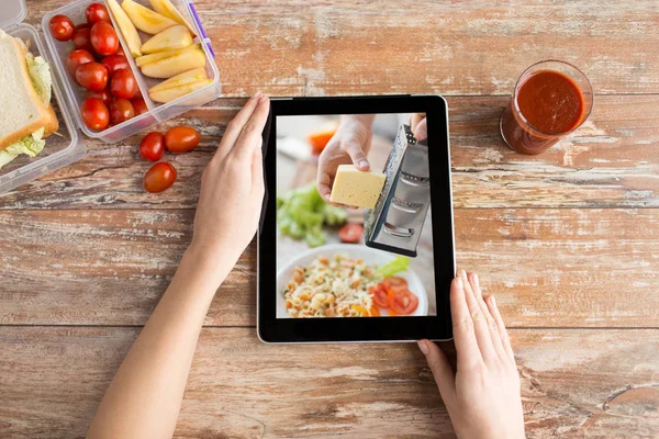 Tablet bilgisayarda kadın izlerken pişirme video — Stok fotoğraf