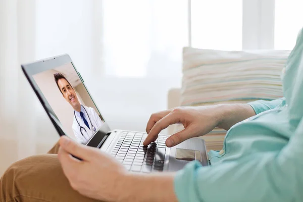 Paziente che fa videochiamata con il medico sul computer portatile — Foto Stock