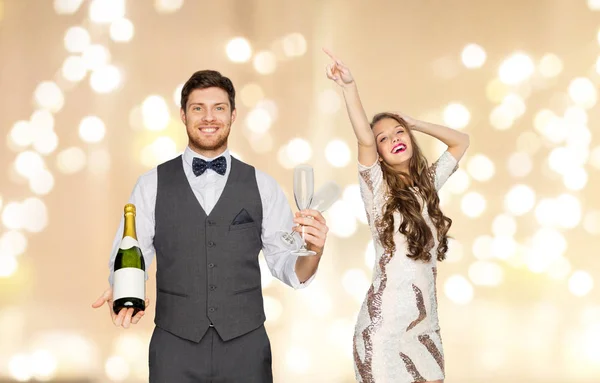 Человек с бутылкой шампанского и бокалами на вечеринке — стоковое фото