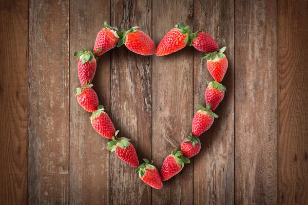 Marco en forma de corazón hecho de fresas frescas —  Fotos de Stock