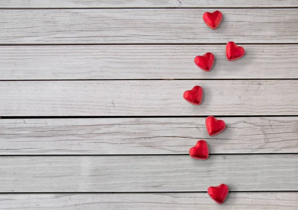 Primer plano de caramelos de chocolate en forma de corazón rojo — Foto de Stock