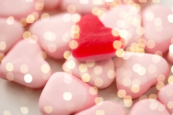 Close up de doces em forma de coração vermelho e rosa — Fotografia de Stock