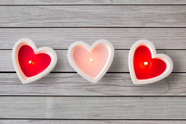 Velas en forma de corazón ardiendo en día de San Valentín —  Fotos de Stock