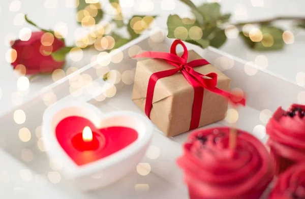 Na Walentynki z bliska pudełko i słodycze — Zdjęcie stockowe