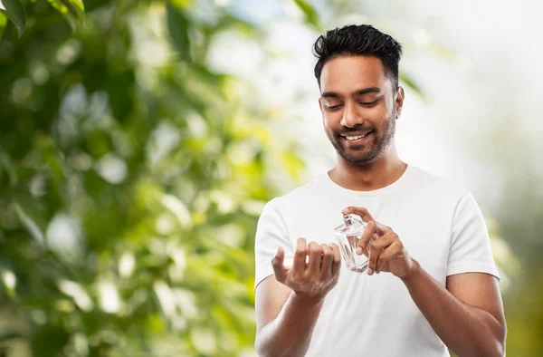 Uomo indiano con profumo su sfondo naturale — Foto Stock