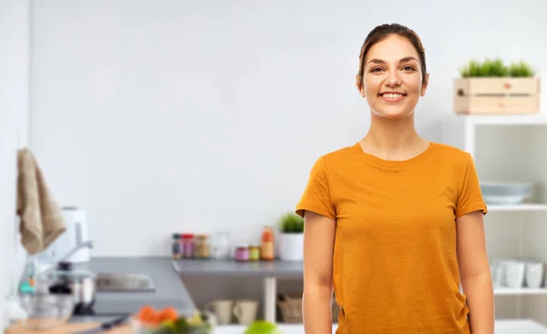 Turuncu t-shirt mutfak üzerine genç kız — Stok fotoğraf