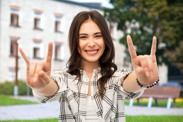 Teenager-Mädchen zeigt Felsschild über Campus — Stockfoto