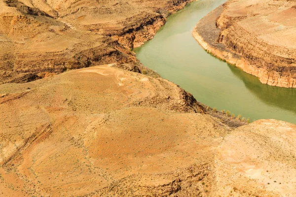 Vista de los grandes acantilados del cañón y el río Colorado —  Fotos de Stock