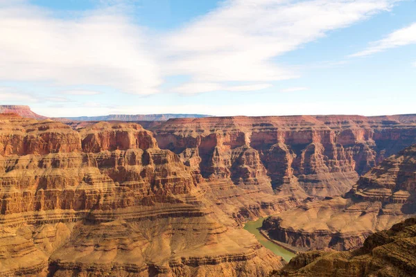 Vista de los grandes acantilados del cañón y el río Colorado —  Fotos de Stock