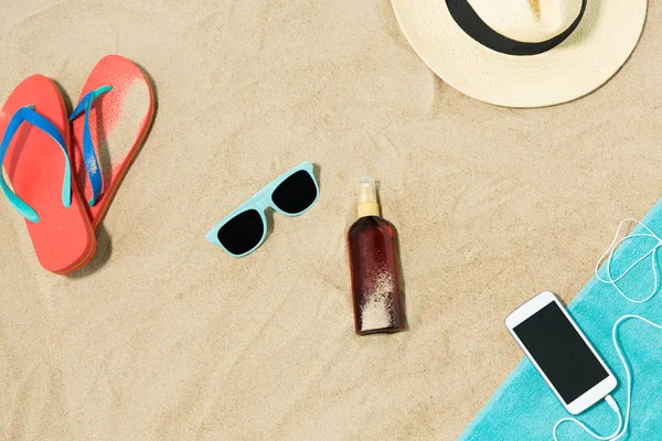 Smartphone, chapeau, tongs et nuances sur la plage — Photo