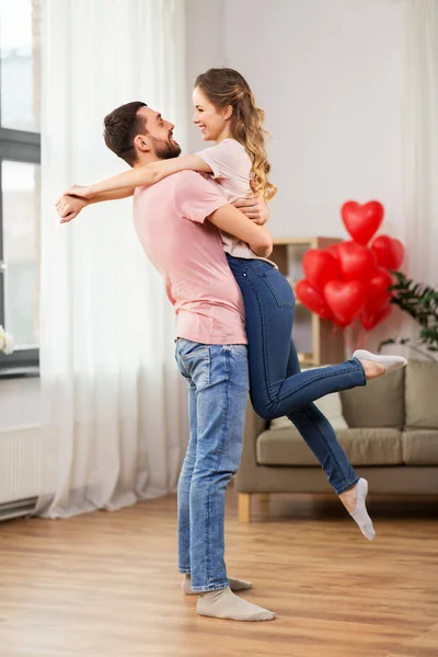 Gelukkige paar thuis op Valentijnsdag — Stockfoto