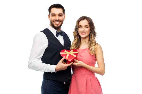 Casal feliz com presente no dia dos namorados — Fotografia de Stock