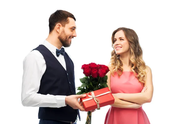 Homem feliz dando flores mulher e presente — Fotografia de Stock