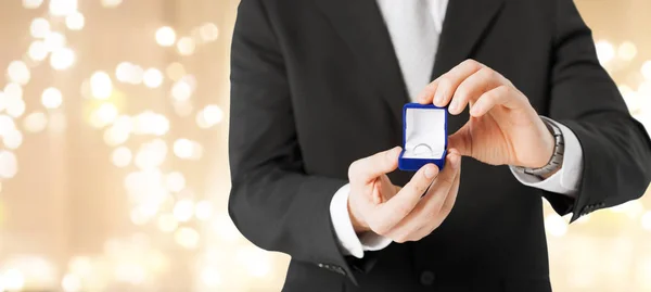 Hombre con anillo de compromiso de diamantes en caja de regalo roja —  Fotos de Stock