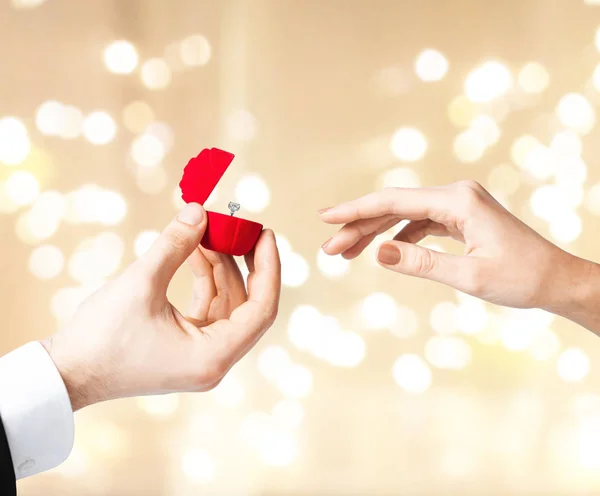 Hombre dando anillo de diamante a la mujer en día de San Valentín —  Fotos de Stock