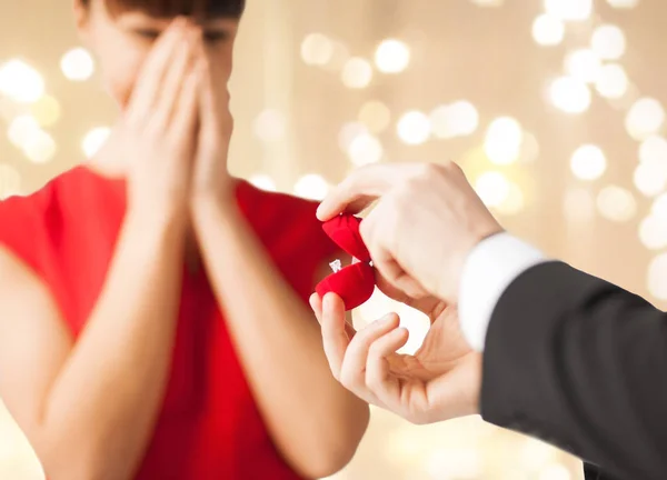 Hombre dando anillo de diamante a la mujer en día de San Valentín —  Fotos de Stock