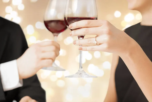 Närbild på par spottar champagne glasögon — Stockfoto