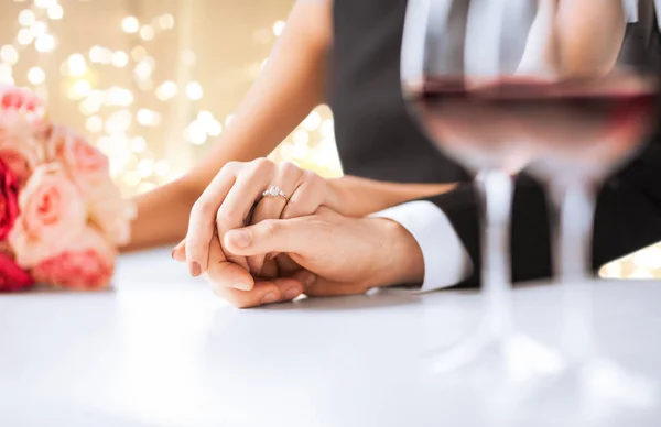 Крупным планом пара, держащаяся за руки при помолвке — стоковое фото