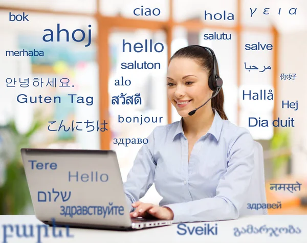 Женщина с ноутбуком над словами на иностранных языках — стоковое фото