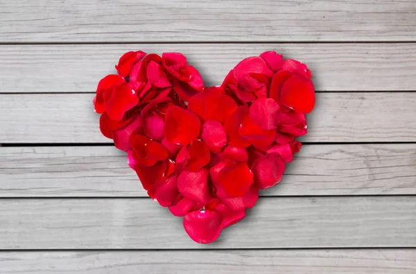 Nahaufnahme roter Rosenblätter in Herzform — Stockfoto