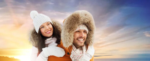 Gelukkige paar plezier over de achtergrond van de winter — Stockfoto