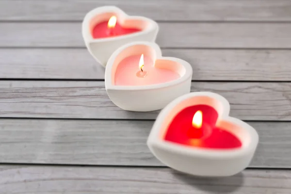 Velas en forma de corazón ardiendo en día de San Valentín — Foto de Stock