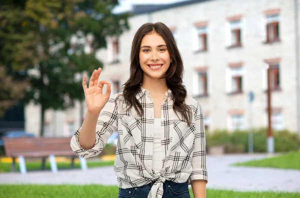 Teenager-Mädchen zeigt o.k. Handzeichen über Campus — Stockfoto