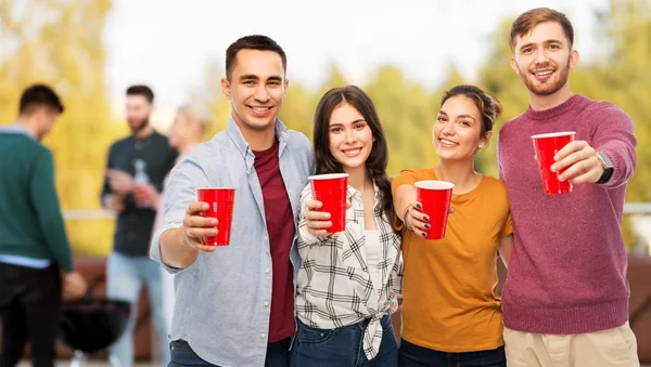 Groep vrienden roosteren dranken op dak feestje — Stockfoto