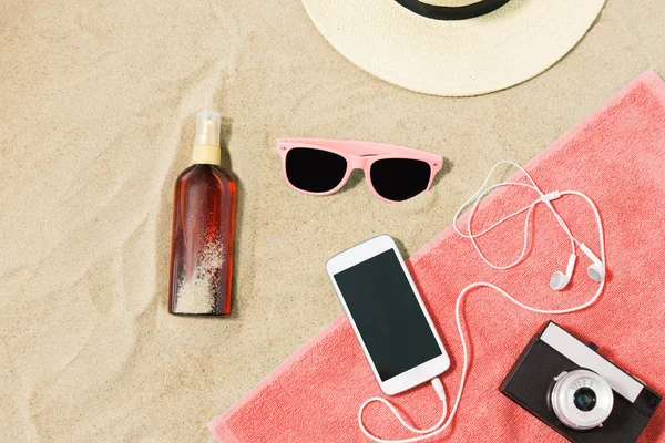 智能手机, 相机, 毛巾, 帽子和海滩上的色调 — 图库照片