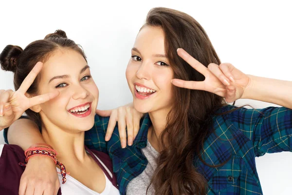 Niñas adolescentes felices abrazando y mostrando signo de paz —  Fotos de Stock